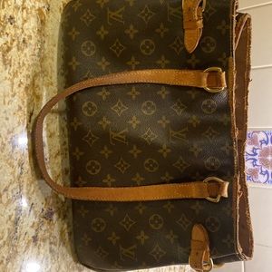 Extra loved Authentic Louis Vuitton Batignolles handbag